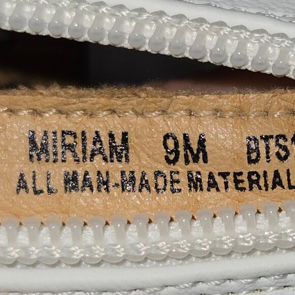 Baretraps Women's Miriam Wedge Sandal Size 9M with laser cut design - Picture 9 of 9